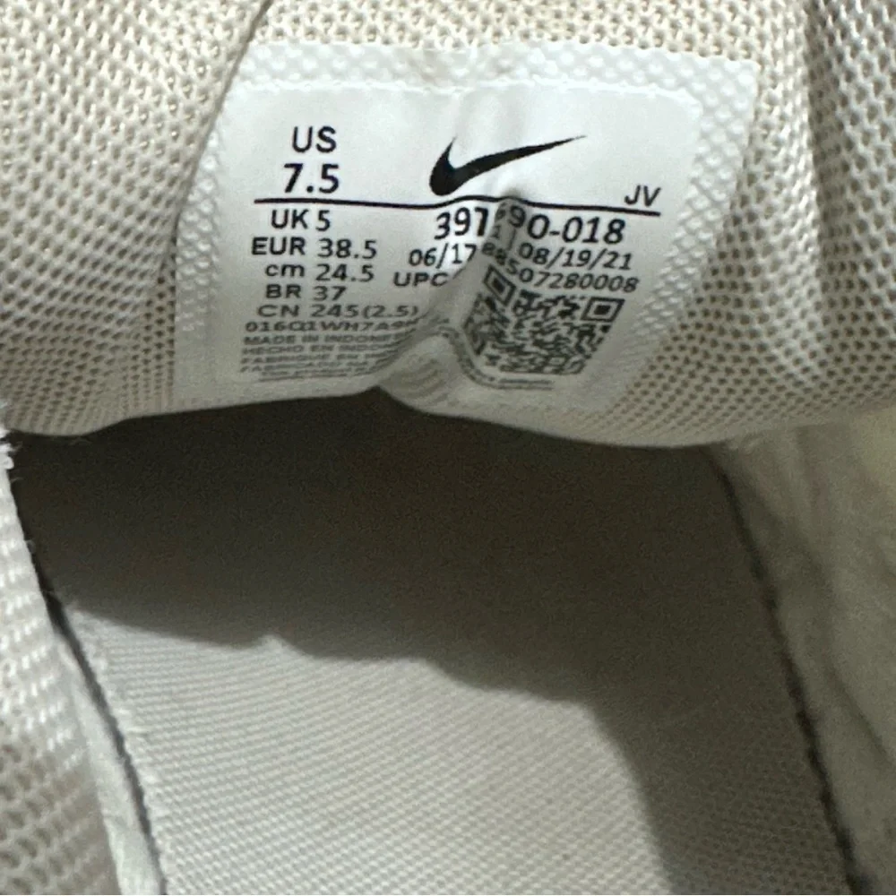 Women’s Nike Air Max Light Gray Athletic Shoes size 7.5